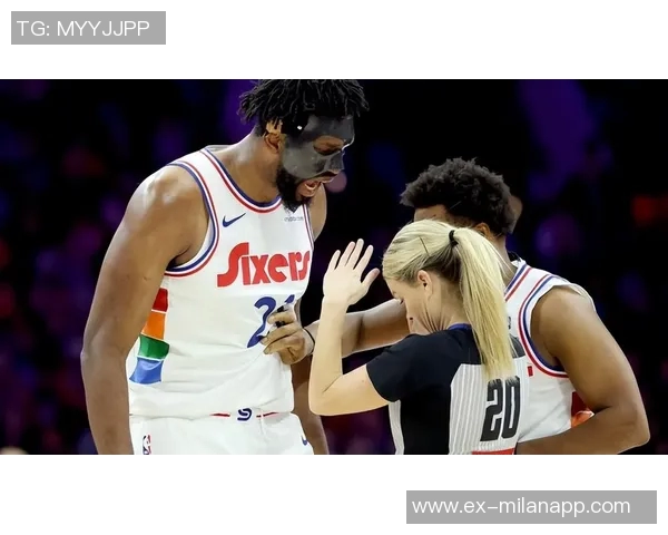 马克西更衣室轻松时刻与恩比德畅聊手部受伤未佩戴护具引关注