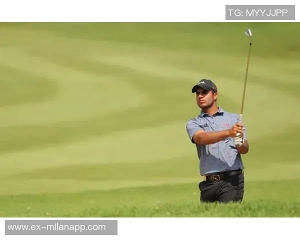 富保罗表达对小里球技的欣赏并请求其传授高尔夫技巧